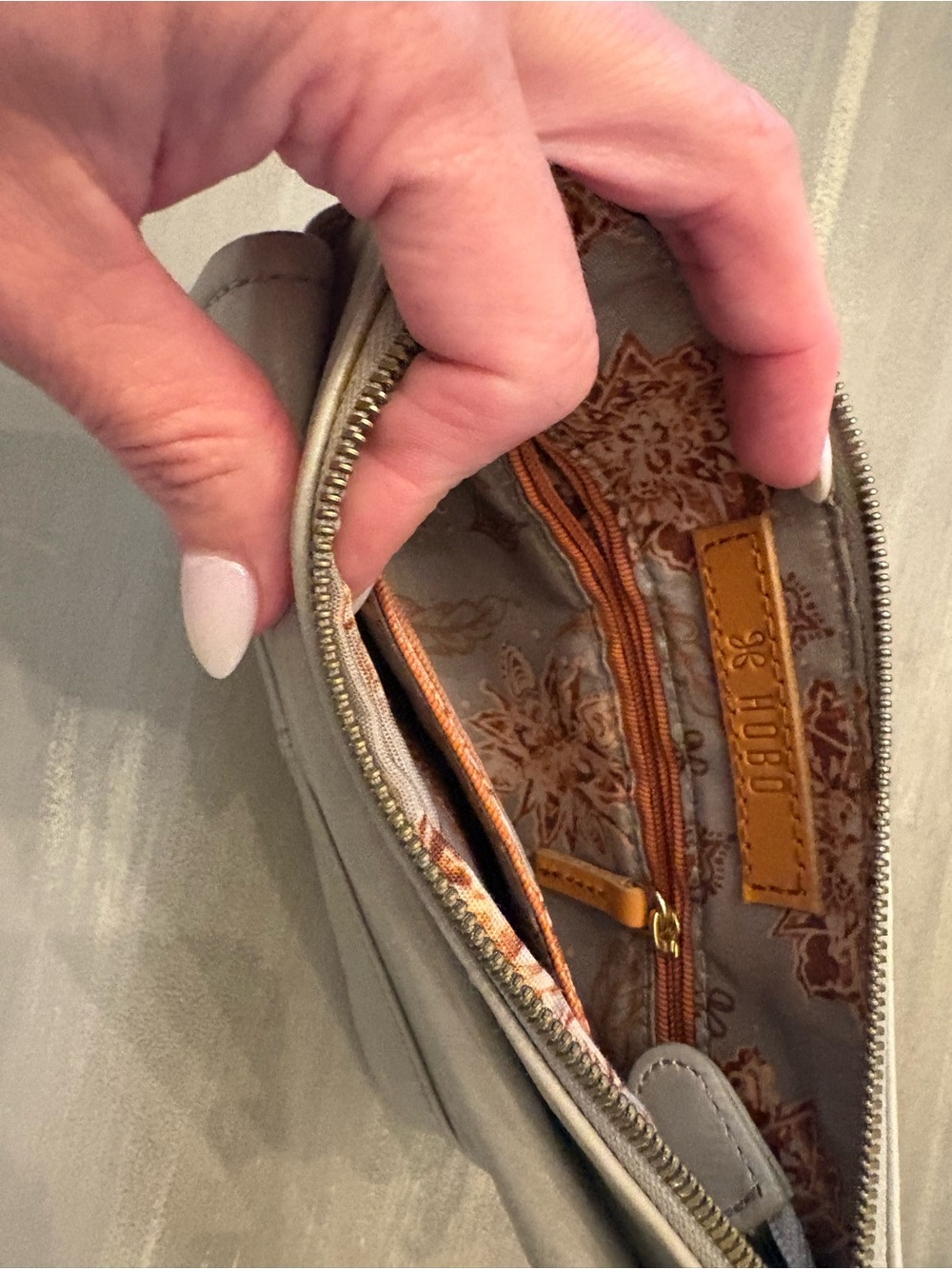 Hobo Women's Leather Zip Wristlet in Light Grey/Beige - Picture 4 of 6